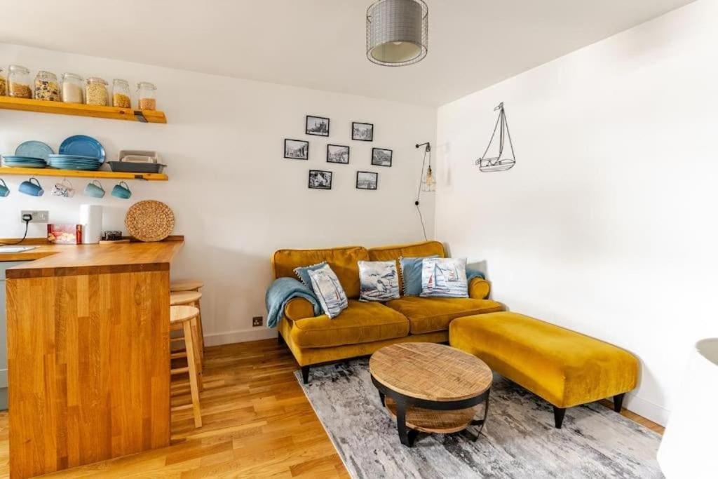 Posezení v ubytování Cozy Cottage next to Newhaven Harbour