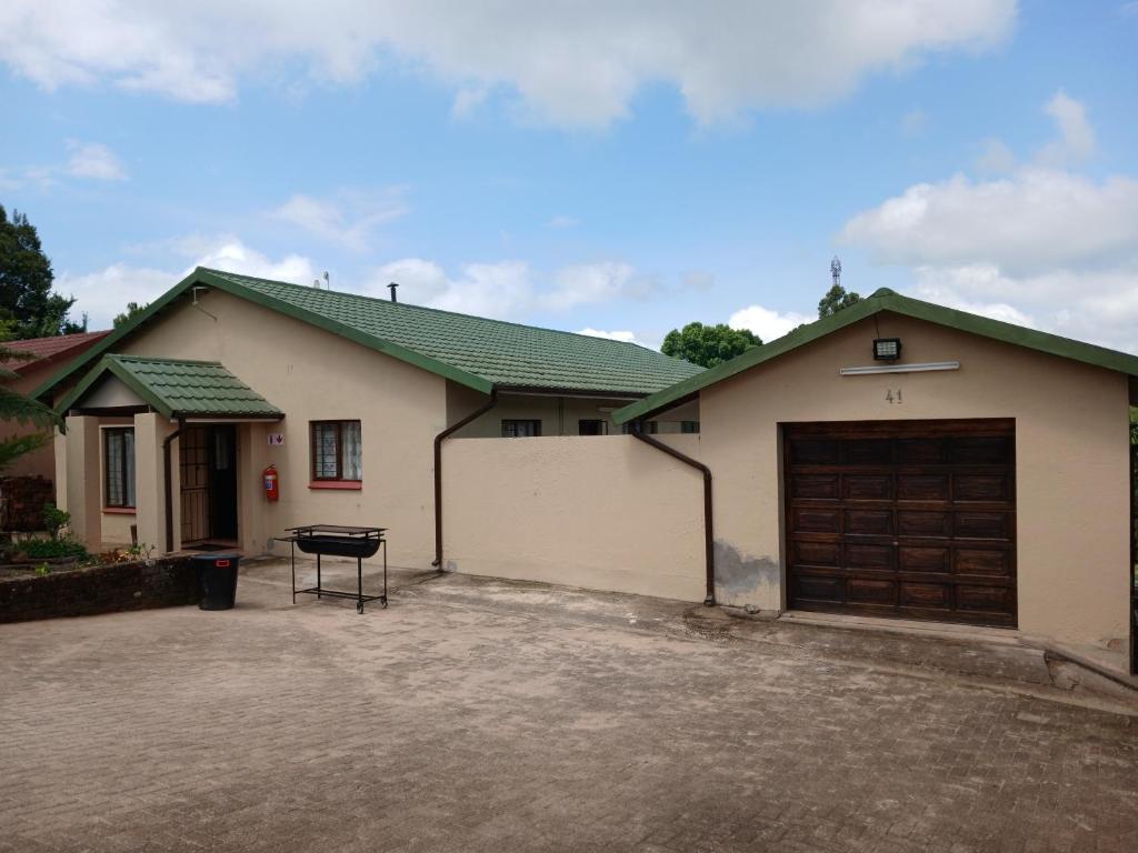 una casa con garaje y entrada en 41 on Clarendon, en Graskop