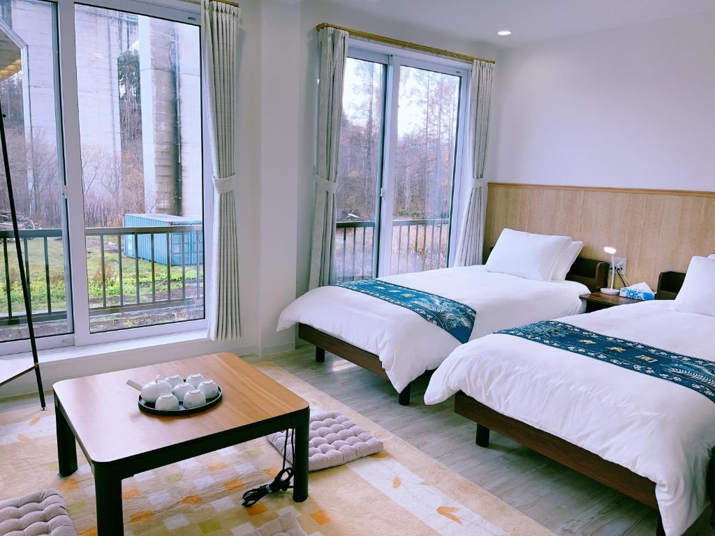 Giường trong phòng chung tại Niseko 御翠園新築一戸建て2DK無料駐車4人-6人