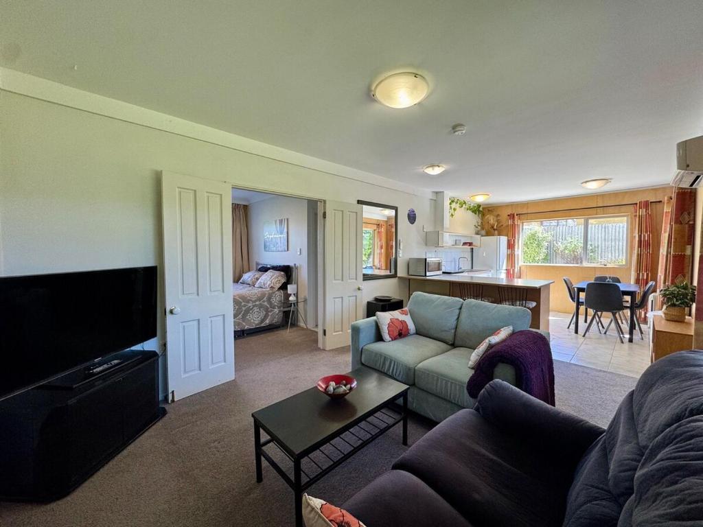 Χώρος καθιστικού στο Comfortable & private flat - 7-min drive to Wanaka
