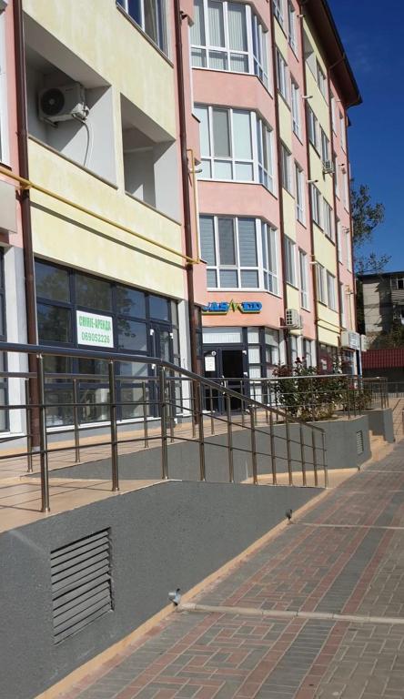 a building with a ramp in front of it at Apartment Balti Centru in Bălţi