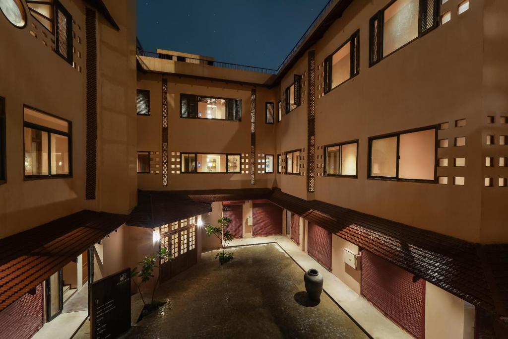 an empty courtyard of an apartment building at Kashe Benaras in Varanasi