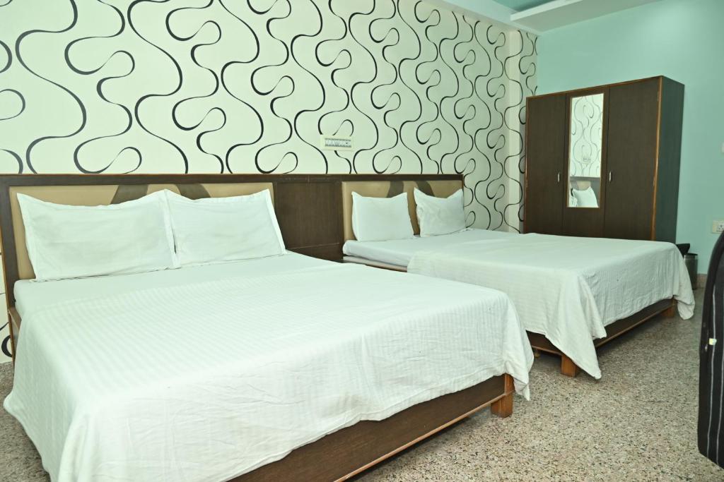 Ένα ή περισσότερα κρεβάτια σε δωμάτιο στο hotel babu palace