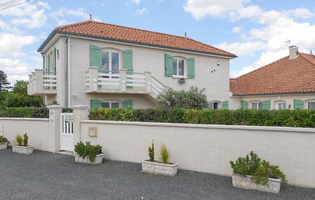 a white house with potted plants in front of it at Charmante Maison À La Campagne in Chaintrix-Bierges