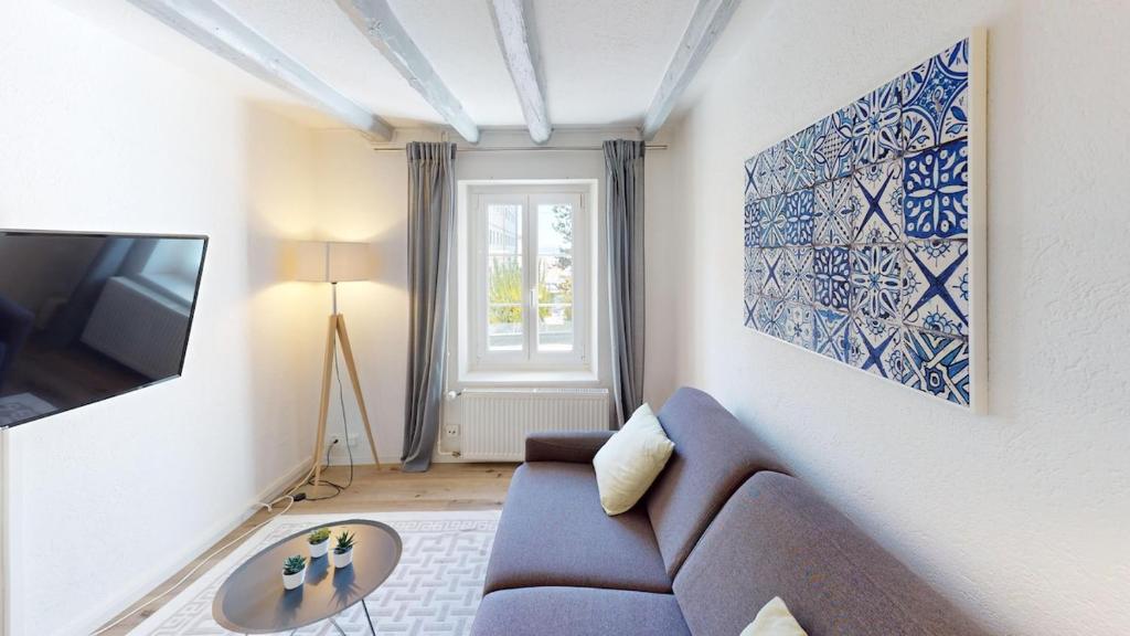 ein Wohnzimmer mit Sofa und Fernseher in der Unterkunft Bright & Modern 1-Bed Apt- Next to Public Transport RN18-2 in Prilly