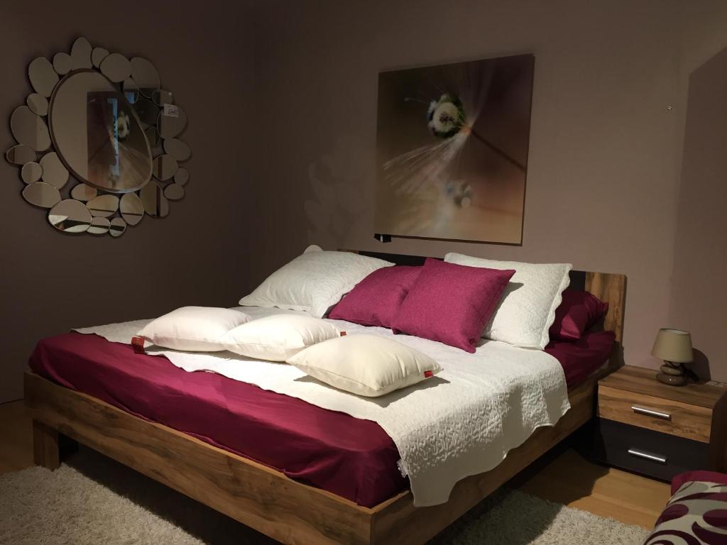 1 cama con 4 almohadas en el dormitorio en Spoleto, en Split