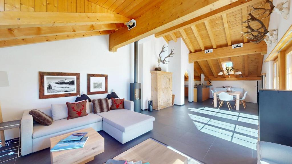 a living room with a couch and a table at Abitaziun Allegra Sur DG - Zuoz in Zuoz