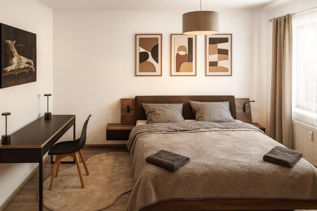ein Schlafzimmer mit einem Bett, einem Schreibtisch und einem Stuhl in der Unterkunft Exklusive moderne Unterkunft in Koblenz