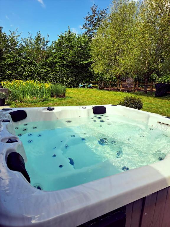 a jacuzzi tub in a yard at B&B De Geythoek in Sijsele