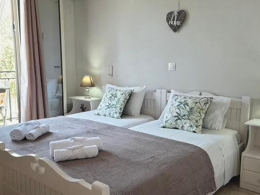 une chambre avec deux lits avec des serviettes dessus dans l'établissement Centrally located, à Gaios