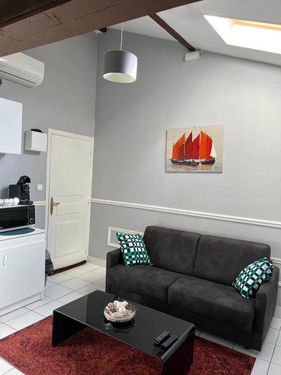 a living room with a couch and a table at Nid Parisien in Cachan