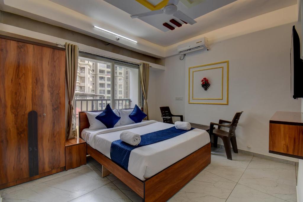 Un dormitorio con una cama y una ventana y un televisor. en Hotel krishna Regency, en Dāpuri