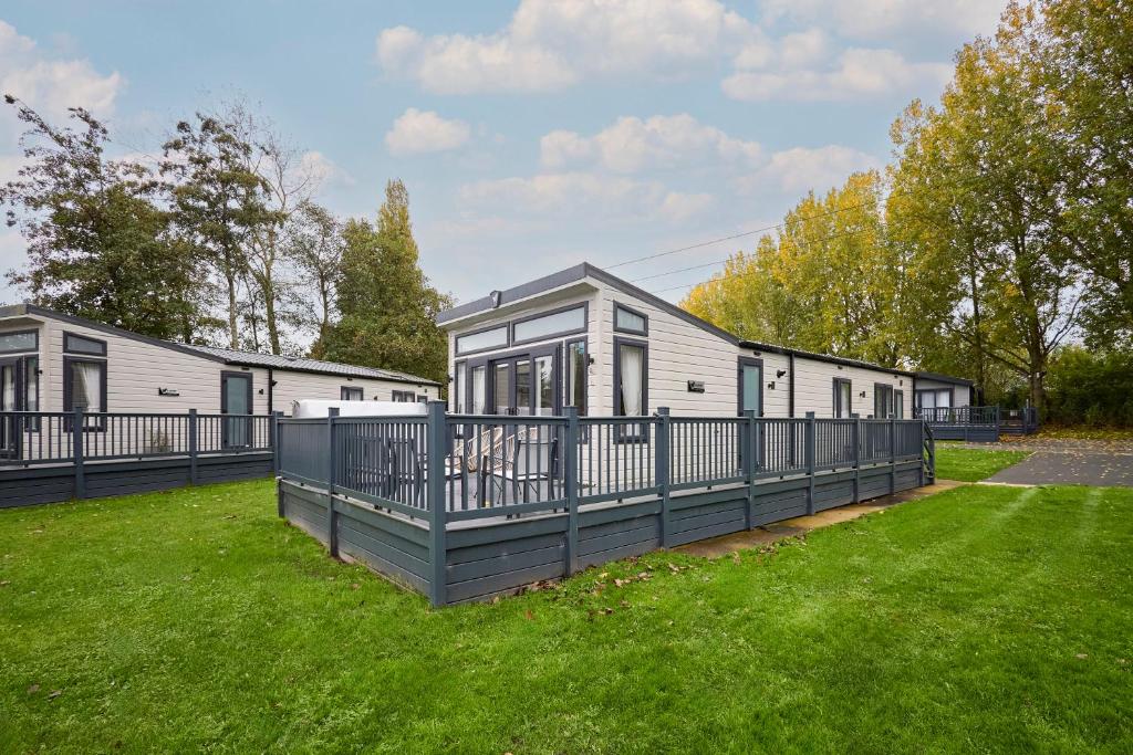 eine Reihe von Mobilheimen auf einem Grasfeld in der Unterkunft The Flamingo Lodge with Hot Tub in York