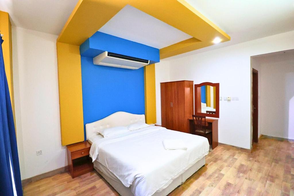 Ένα ή περισσότερα κρεβάτια σε δωμάτιο στο Spacious 3BHK Apartment for Rent in Seeb, Oman