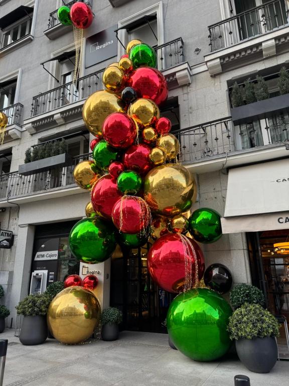 マドリードにあるホテル レジーナの建物前のクリスマスツリー