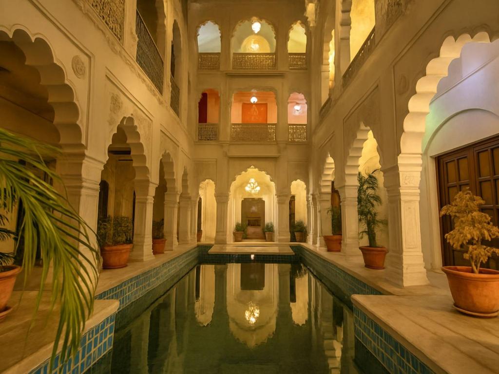 Hồ bơi trong/gần Jyoti Mahal - A Royal Heritage Hotel - Close to Connaught Place