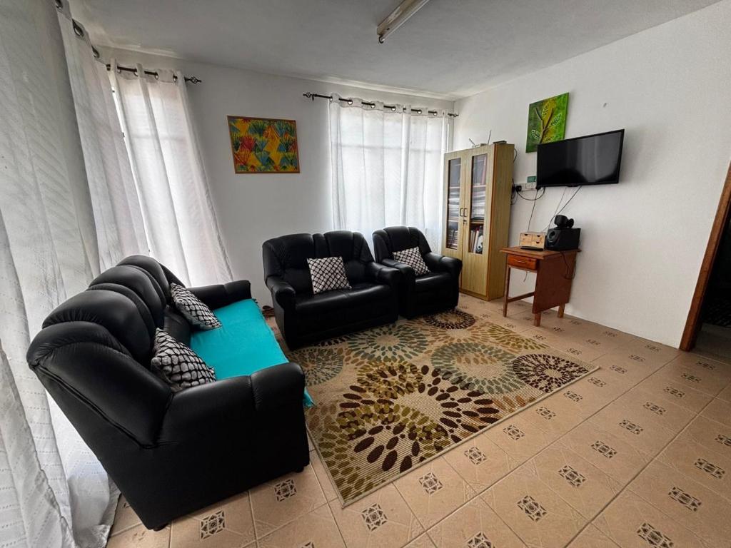 Μια τηλεόραση ή/και κέντρο ψυχαγωγίας στο Furnished 1-2 Bedrooms Apartment in central Quatre Bornes