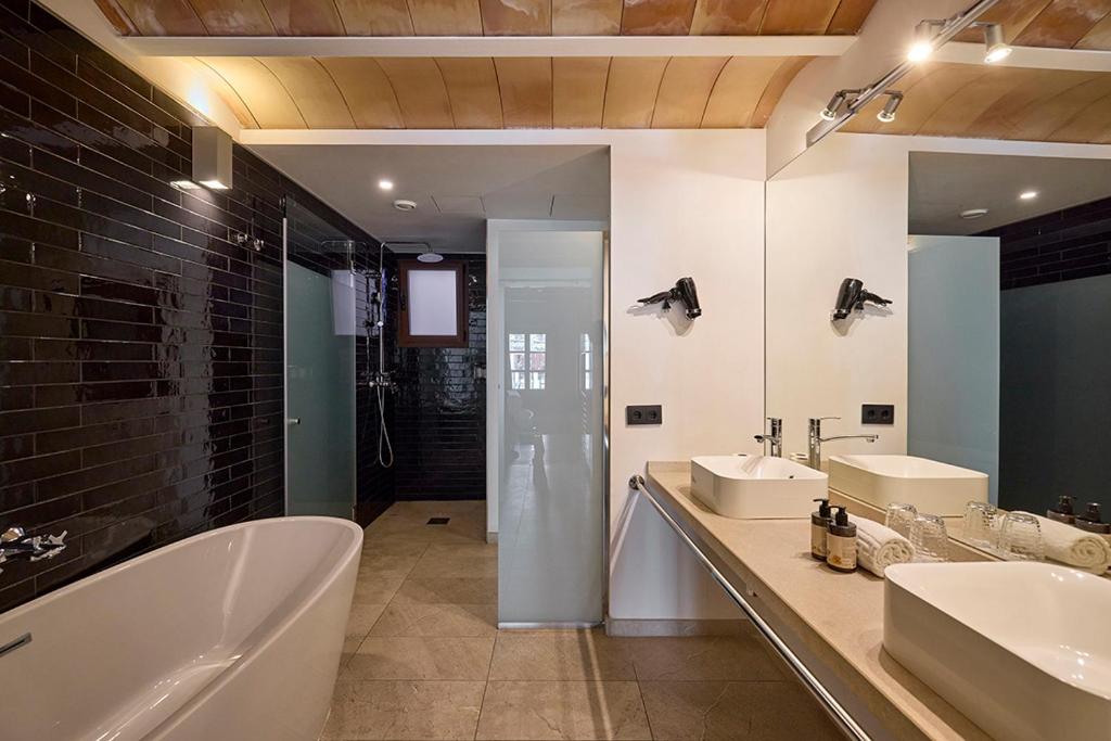 パルマ・デ・マヨルカにあるHotel Bosch Boutiqueのバスルーム(シンク2台、バスタブ、シャワー付)