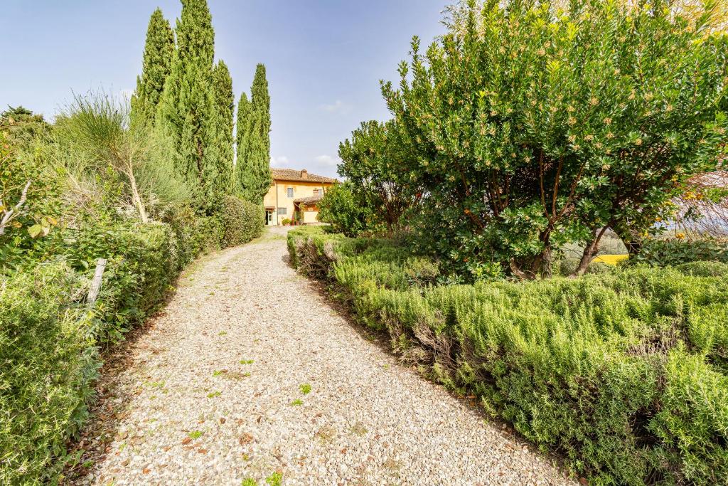Le FornacetteにあるVilla Salivolpe Amazing Chianti Viewの木々の砂利道