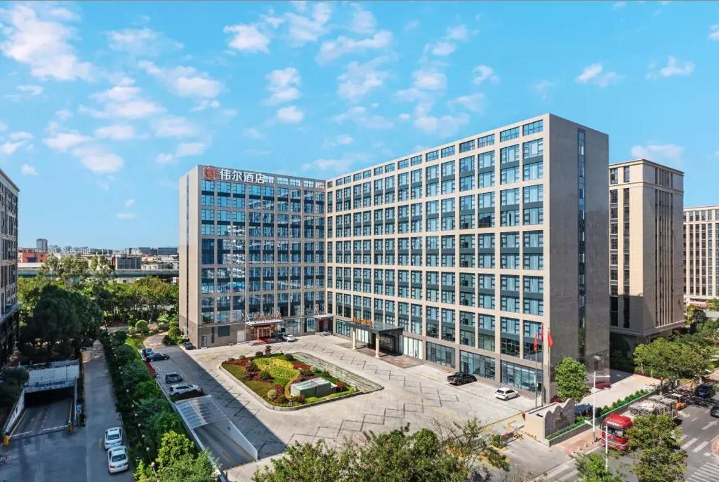 un bâtiment de bureau avec une cour en face dans l'établissement Xiamen Weir Hotel, à Gaolin