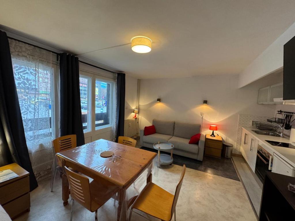 a kitchen and living room with a table and a couch at Immodelpas La residence in Pas de la Casa