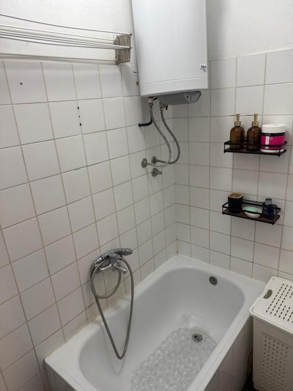 ボルにあるApartman Teodoraのシャワー付きの浴室の浴槽