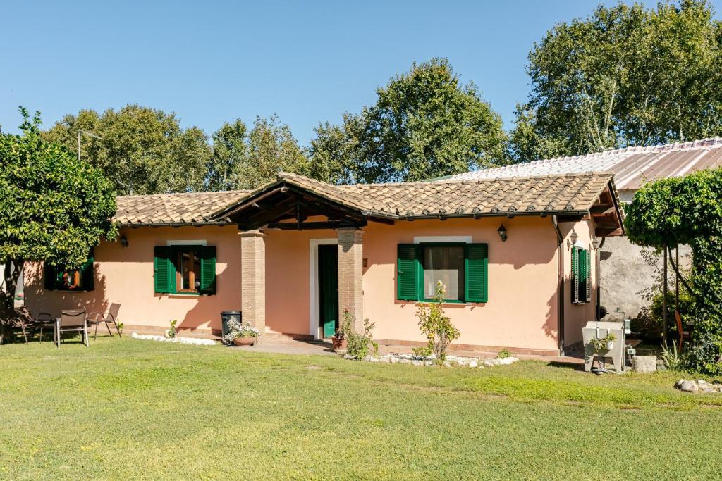 Villa with Large Garden and Free Parking