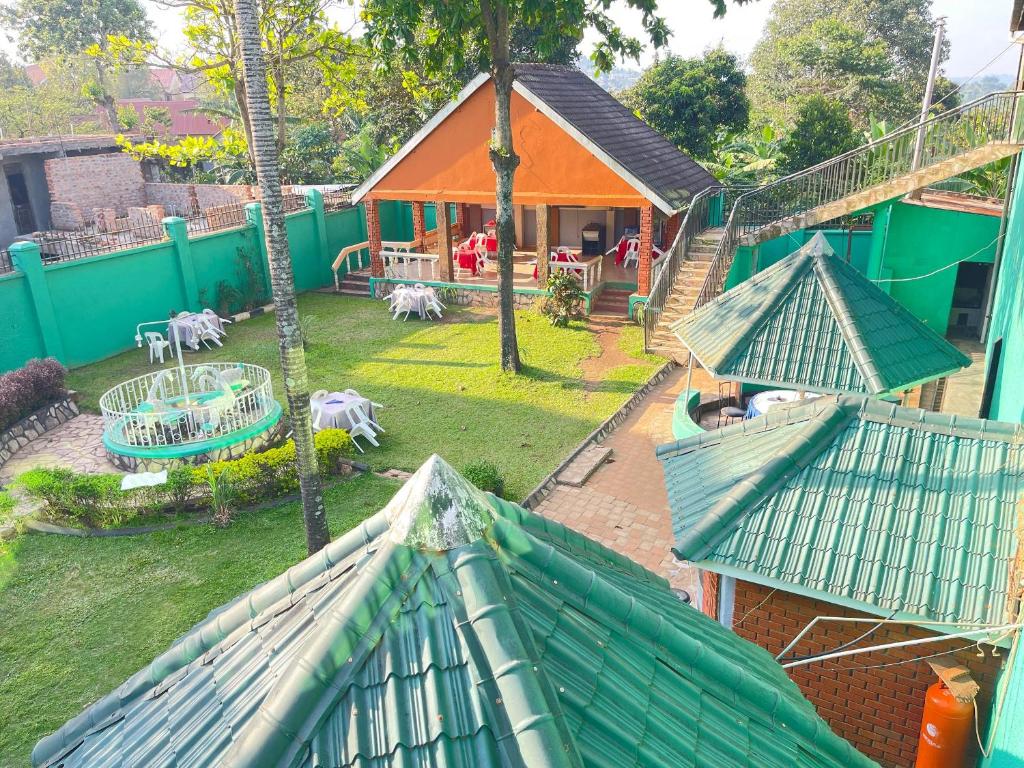 Κήπος έξω από το Palm springs Hotel masaka