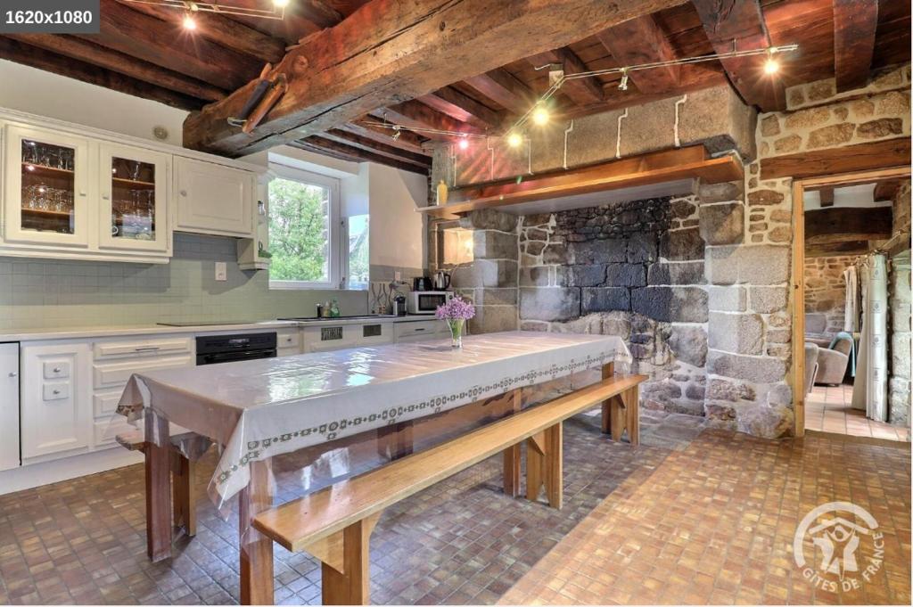 Kuchyň nebo kuchyňský kout v ubytování Gite de la Ville aux Bois