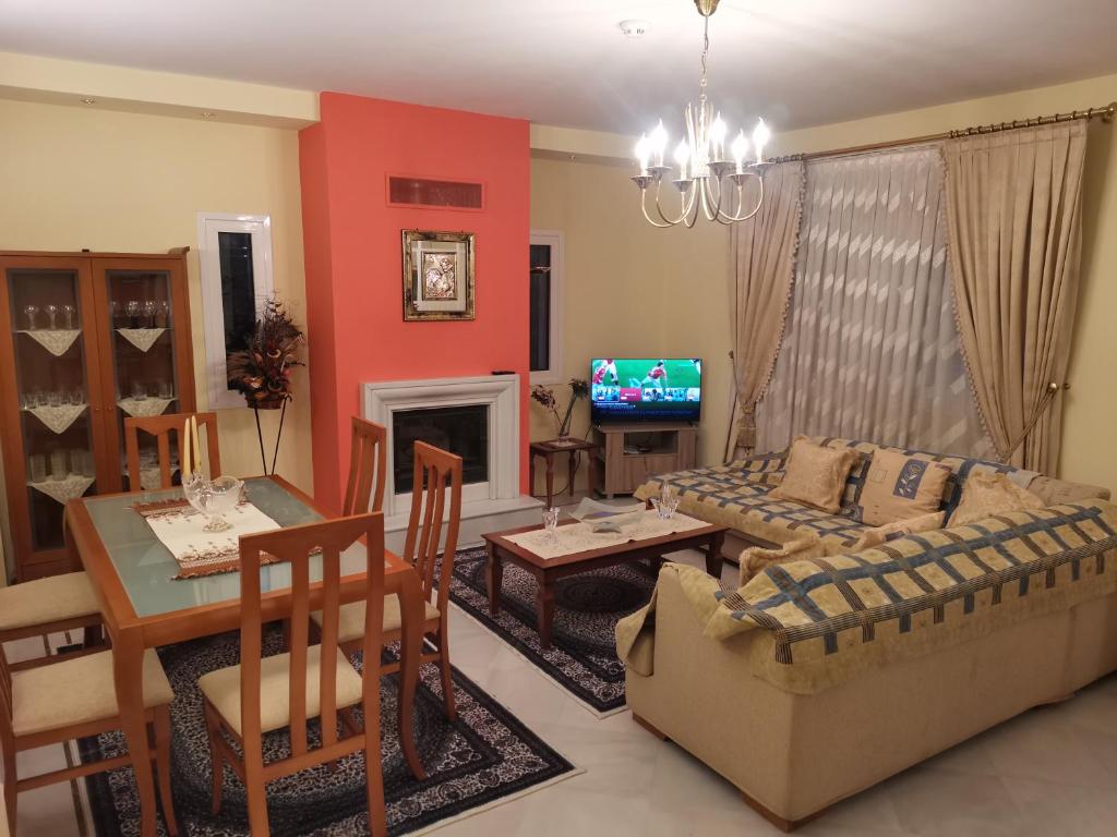 TV/trung tâm giải trí tại Quiet House with Garden for Family & Friends