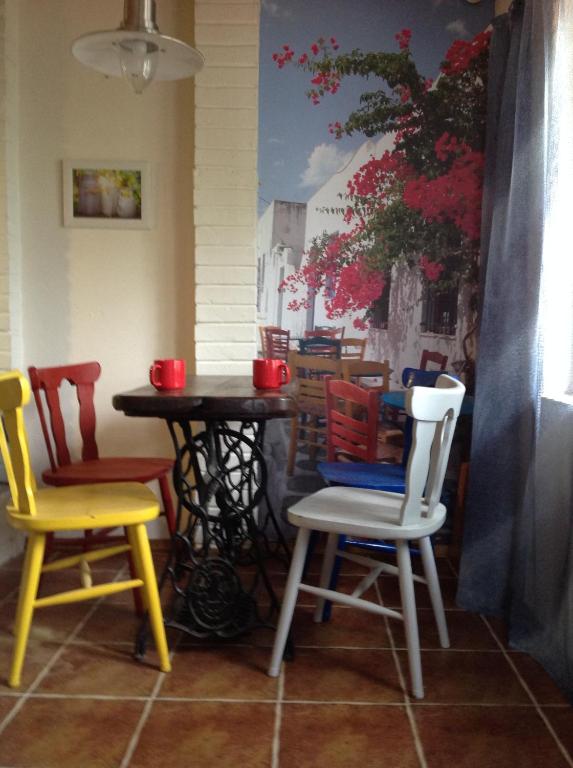 Flower Street في سفيتياز: مجموعة كراسي وطاولة في الغرفة