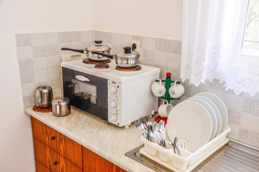 Kuchyň nebo kuchyňský kout v ubytování Olive Grove Apts