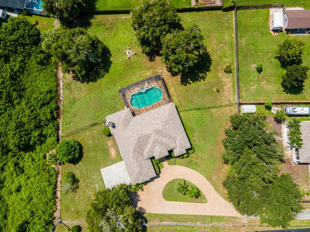 een bovenaanzicht van een huis met een zwembad bij New! Fair Winds Private Island Oases w Heated Pool & more! in Merritt Island