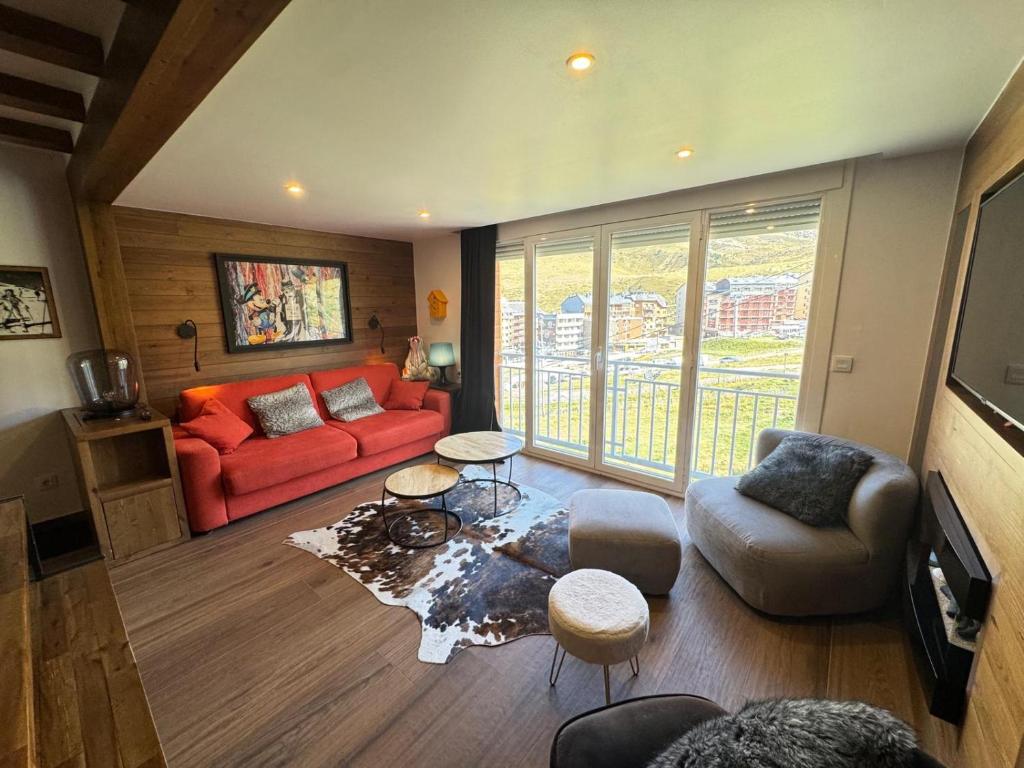 a living room with a red couch and a red chair at Immodelpas Pic Blanc in Pas de la Casa