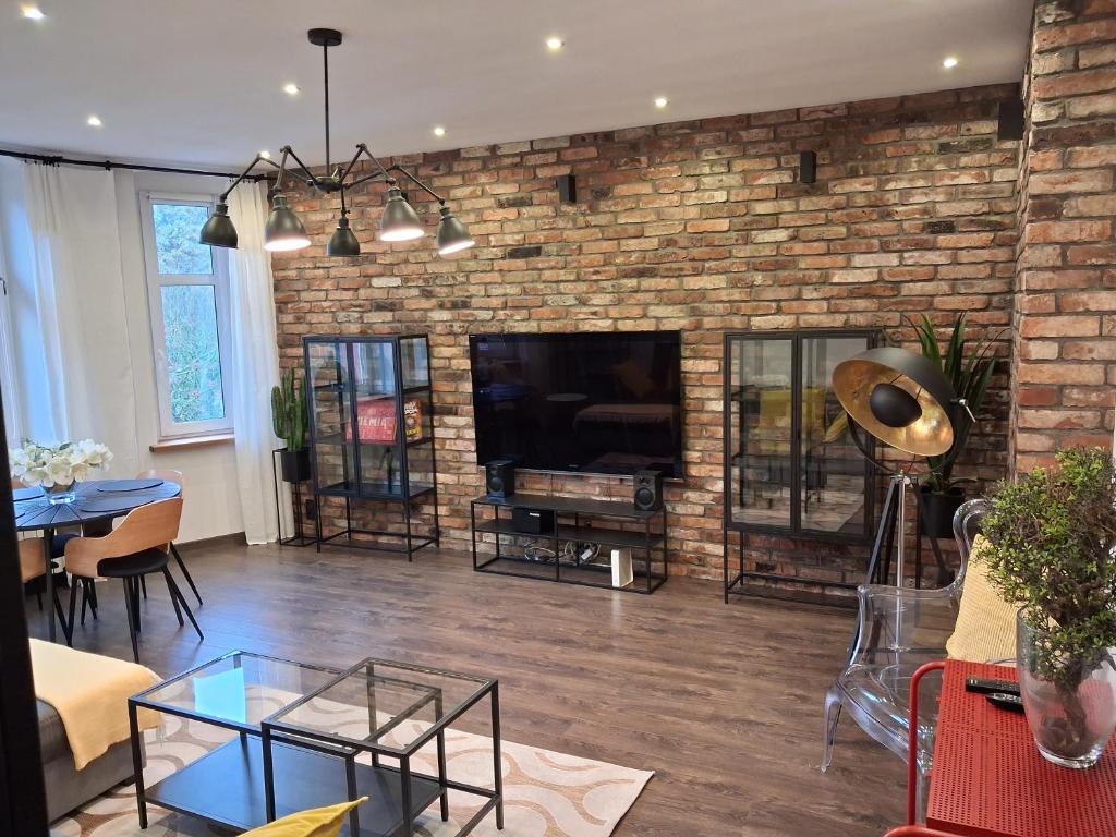 TV a/nebo společenská místnost v ubytování Nikiszowiec Odrowążów 3 m5