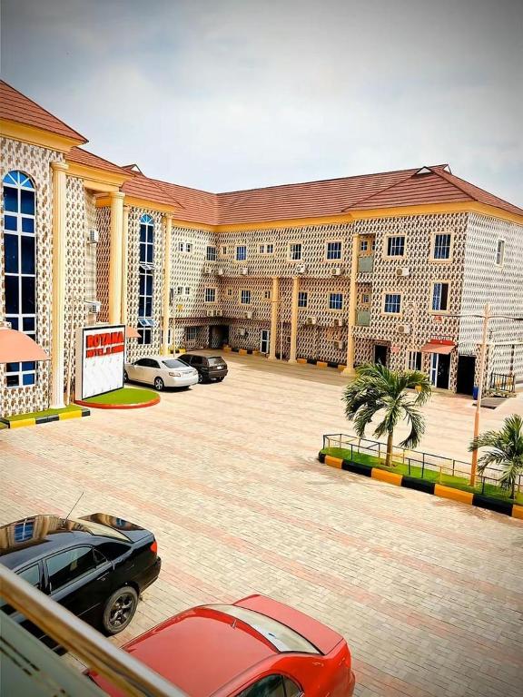 El edificio en el que está el hotel