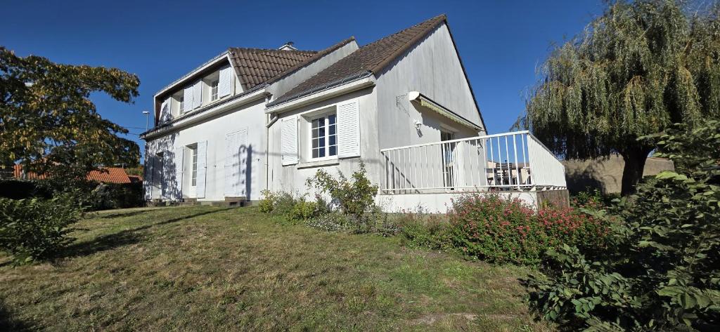 ein weißes Haus mit Balkon auf einem Hügel in der Unterkunft gîte house in Vallet in Vallet