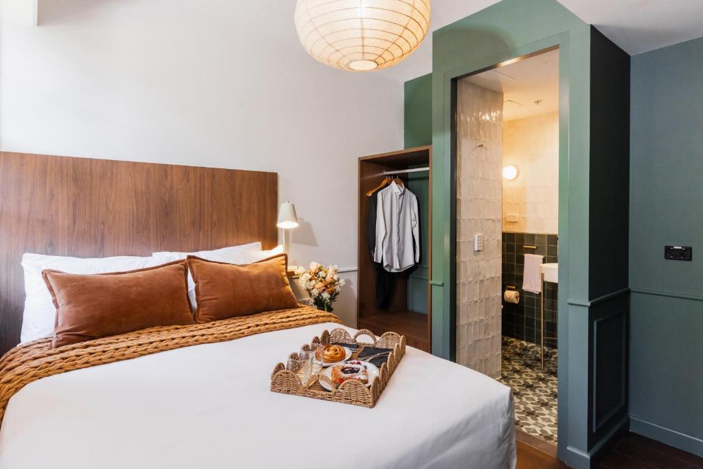 Ένα ή περισσότερα κρεβάτια σε δωμάτιο στο Kurrajong Hotel Sydney