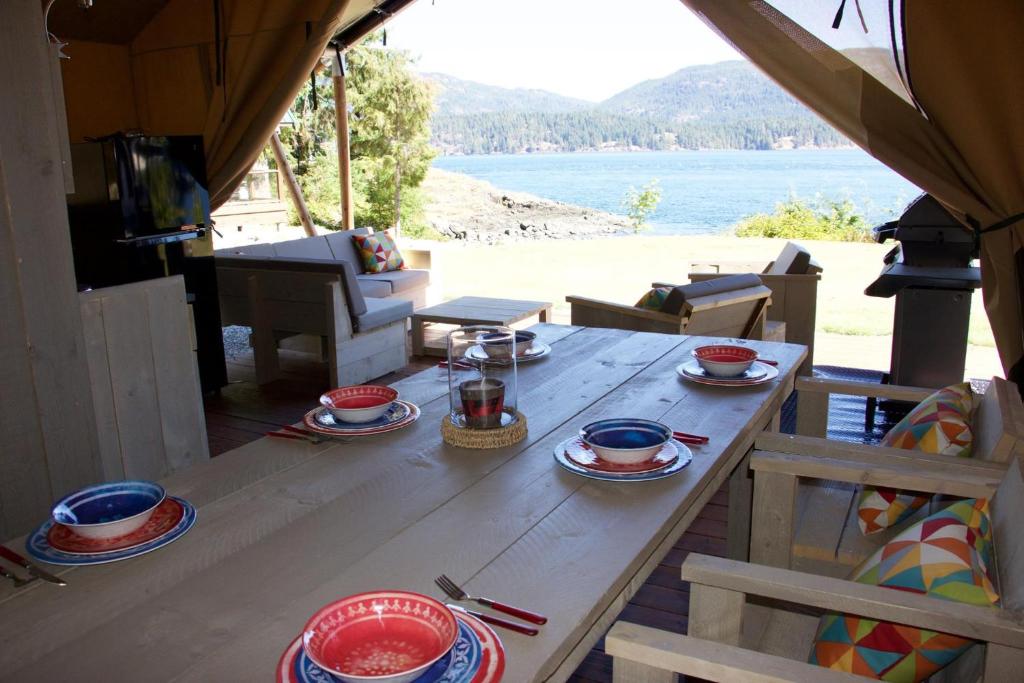 Brown's Bay Resort - Deluxe Glamping Tent With Two Queens