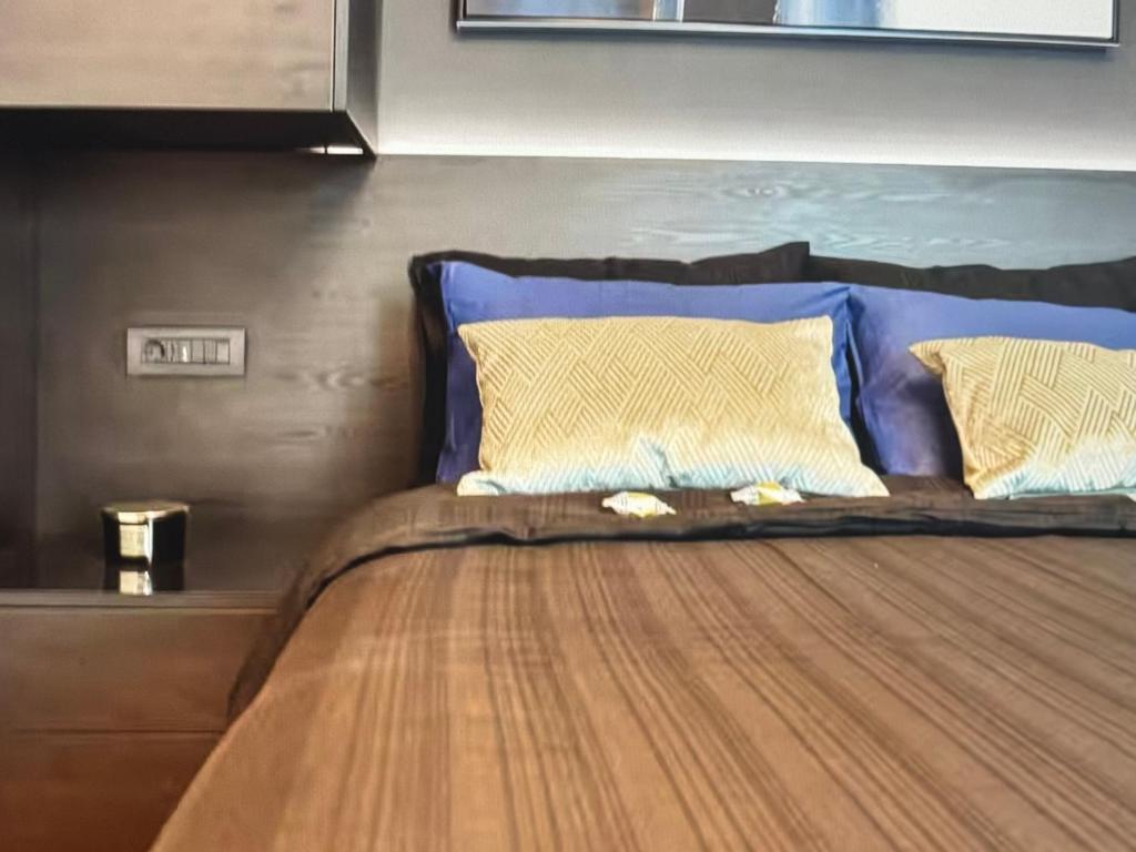 un letto con cuscini blu e dorati di Skyline views a Bucarest