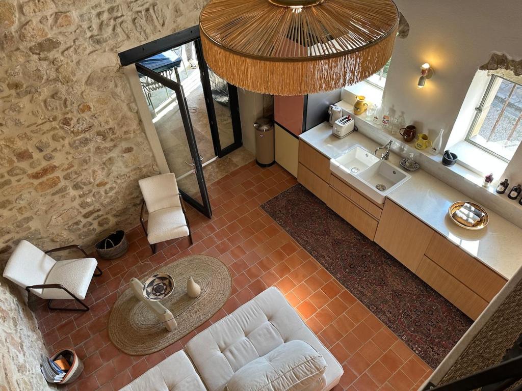 Una vista aérea de un baño con lavabo. en Maison pure style provençale-jardin clôturé-4 pers, en Collorgues