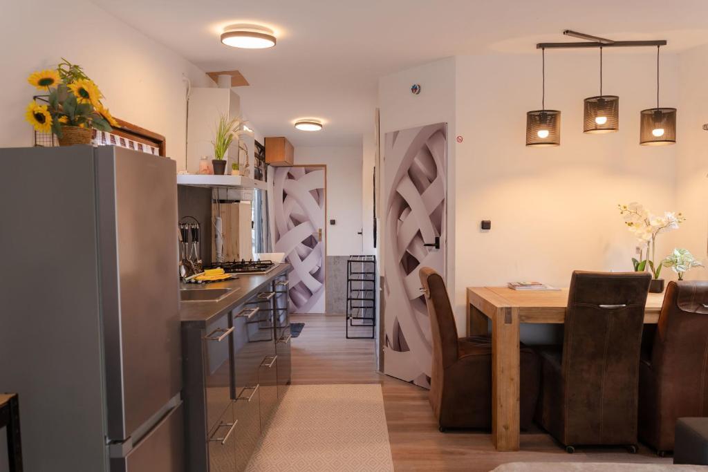 Η κουζίνα ή μικρή κουζίνα στο Chalet Timber - close to the woods