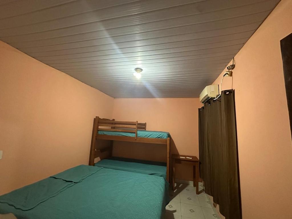 a small room with a bunk bed and a ceiling at Aparentemente Bem Localizado in Boa Vista