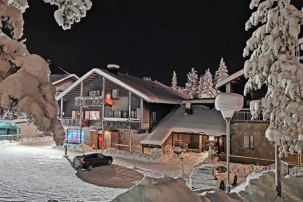 ein Haus ist nachts mit Schnee bedeckt in der Unterkunft Levin Stara C 14 Visit Levi in Levi