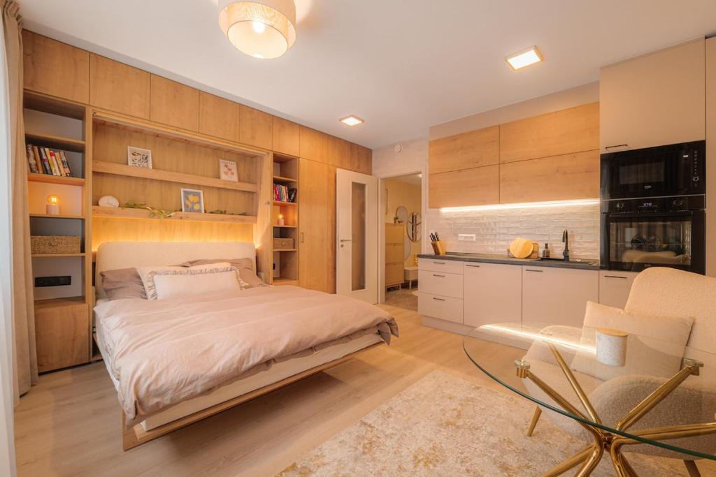 Η κουζίνα ή μικρή κουζίνα στο Pronájem útulného a vybaveného bytu