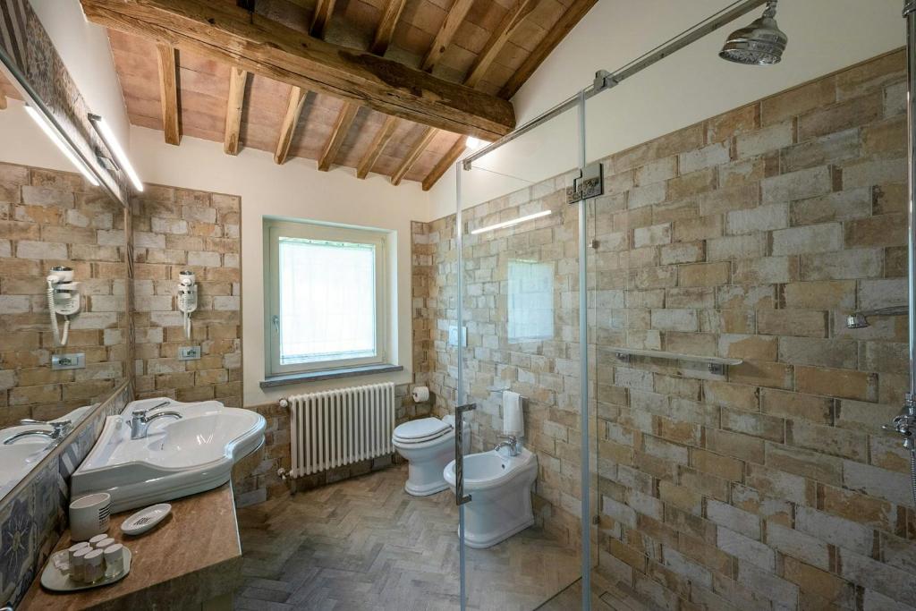 Koupelna v ubytování Italian Villa With Pool Among Olive Trees