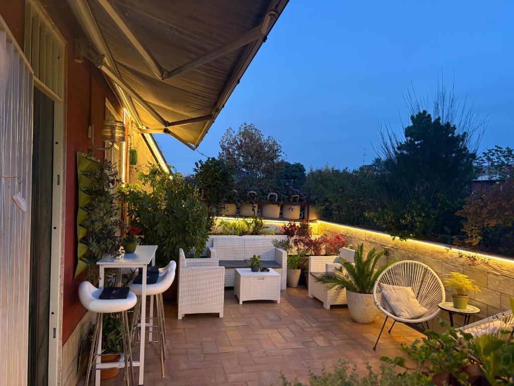 圣朱利亚诺米拉内塞Relax 3的带桌椅和植物的露台