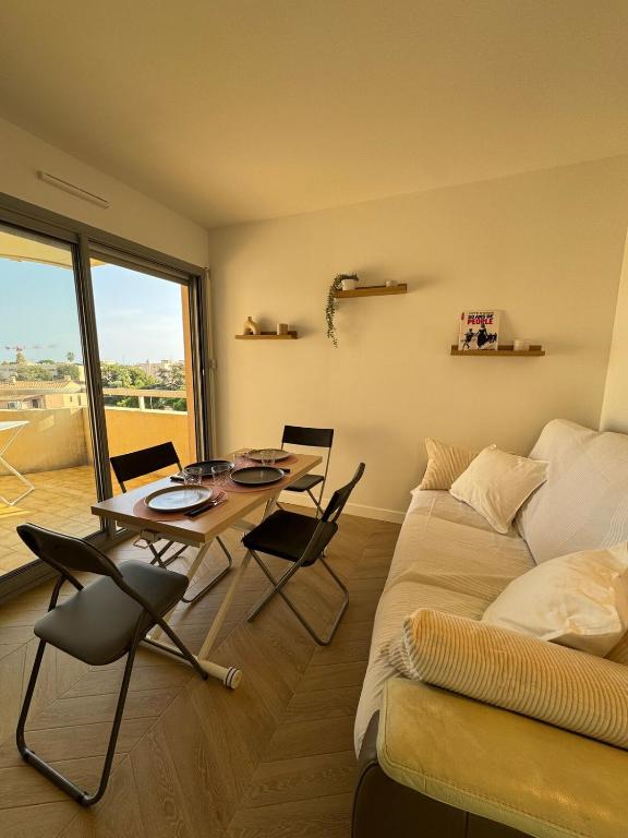 3-room apartment in Antibes - Swimming pool - Sea view