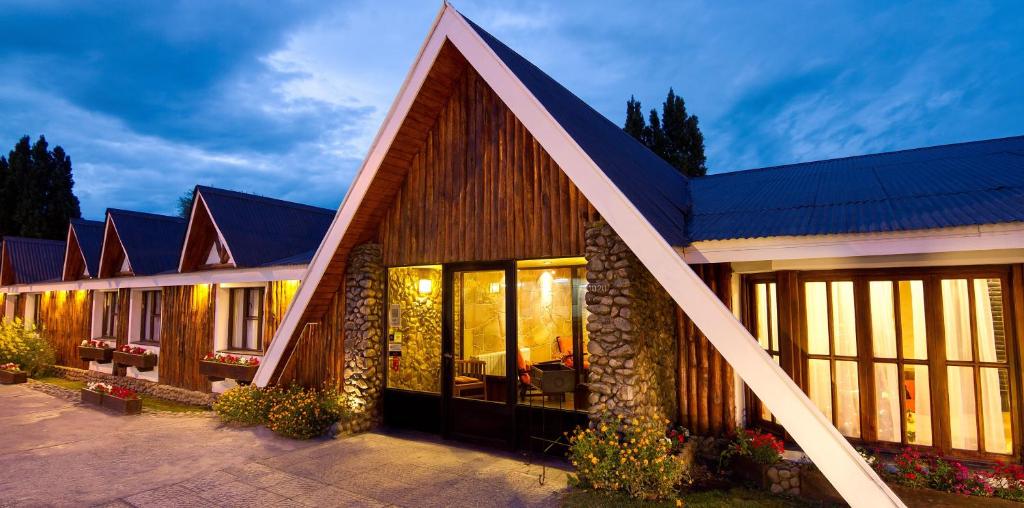 un gran edificio con muchas ventanas en Hotel Michelangelo en El Calafate