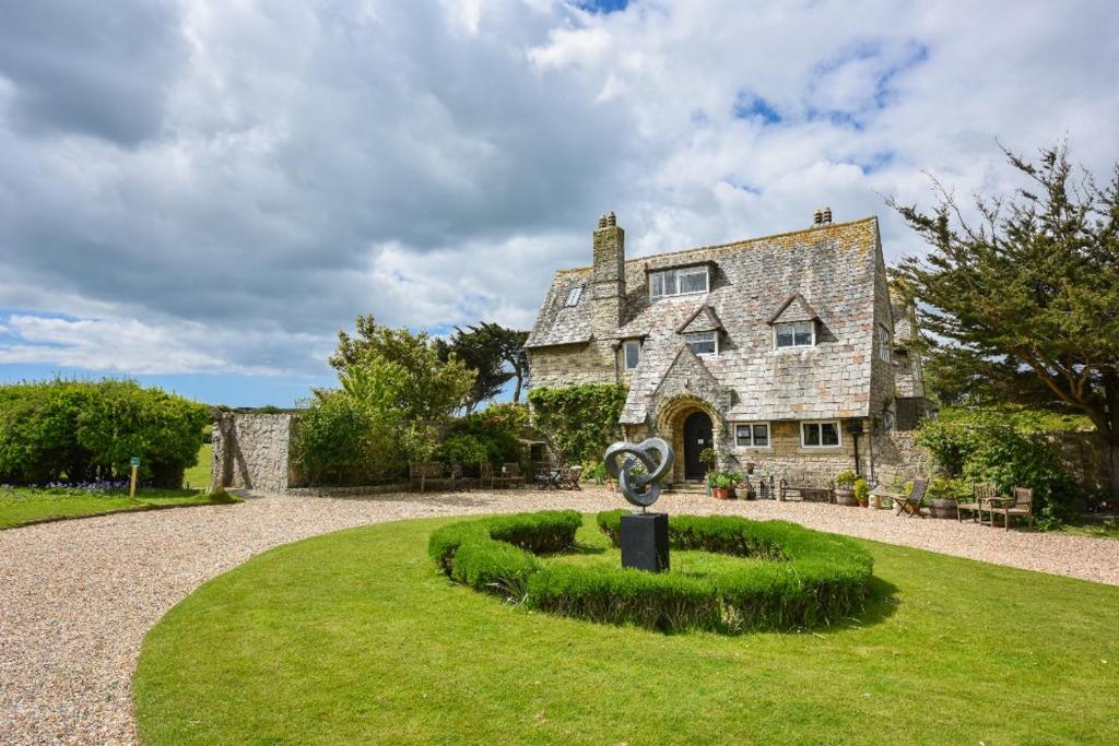 une maison avec une statue devant dans l'établissement Florence House in Sussex, à Seaford